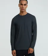 Remera deportiva de manga larga, color gris oscuro jaspeado, con cuello redondo y costuras decorativas en los hombros.