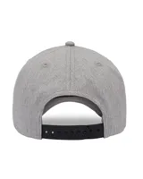 Gorra gris con logo CAT en parche negro, visera curva y cierre ajustable en la parte posterior.