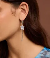 Caravana asimétrica plateada con aro, colgante de estrella con strass y piercing con spikes y strass. Cierre por tornillo.