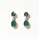 Aros colgantes con dos piedras facetadas ovaladas de color verde, unidas por un aro dorado.