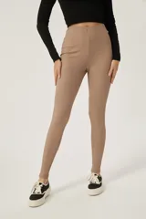 Calza larga color beige, de poliéster y calce alto.