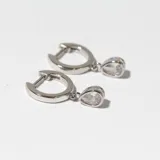 Par de aros de plata 925 con forma de argolla y dije colgante en forma de lágrima con circonia.