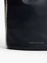 Cartera bombonera Tommy Hilfiger color azul marino, con costuras en contraste color beige. Incluye correa de hombro extraíble y cartera interior.