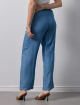 Pantalón cargo de lyocell color celeste, marca Zac & Rachel. Tiene pretina ancha elastizada con lazo ajustable, bolsillos laterales y corte wide leg.