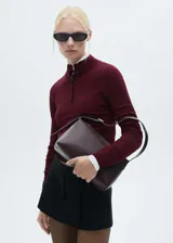 Jersey negro de punto fino con cuello perkins y cierre de botones.