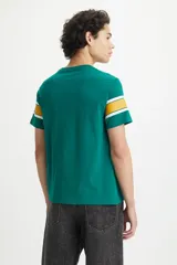 Remera verde esmeralda de algodón con cuello redondo y mangas cortas. Estampado frontal con el número "501" en blanco y detalle de doble raya amarilla y blanca en las mangas.