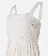 Vestido midi blanco de batista con breteles anchos, escote cuadrado, lastex en la espalda, bordado floral y volado en la pollera.