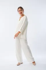 Pantalón palazo blanco con estampado animal print, cintura elastizada y lazo ajustable.