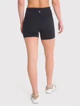 Calza corta negra de tiro alto, ideal para yoga o pilates.