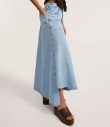 Pollera midi de jeans celeste claro con diseño de recortes y bajo irregular deshilachado. Presenta cintura con trabillas y cierre frontal.