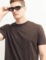 Remera de manga corta color petróleo, de corte recto y cuello redondo.