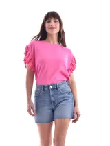 Short de jean de tiro alto, color azul claro, con terminación desflecada.