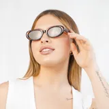 Lentes de sol ovalados con montura carey y lentes marrones con filtro UV400.