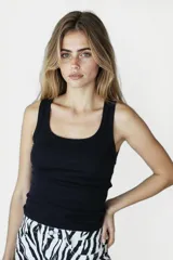 Musculosa corta de algodón color rosa claro, con cuello redondo y sisas anchas.