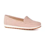 Mocasín color rosa con detalle de perforaciones en la parte delantera y apliques metálicos en los laterales.
