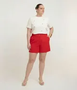 Short de vestir rojo, de cintura alta con elástico en los laterales y doble botón.