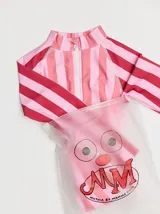 Traje de baño entero de lycra con protección UPF 50, a rayas verticales rosas y rojas, con cierre frontal.