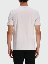 Camiseta color tostado de corte clásico con cuello redondo y logo bordado en el pecho.