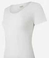 Pijama largo de poliéster y elastano, compuesto por una remera acanalada de manga corta y cuello redondo, y un pantalón largo con cintura elástica y estampado de perros deportistas.