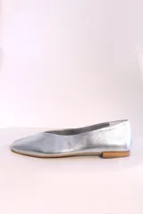 Ballerinas plateadas de cuero con punta cuadrada y suela plana.