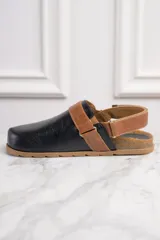 Zueco de cuero negro con correa marrón y hebilla plateada.