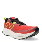 Championes de trail running New Balance Fresh Foam X Hierro V8, color rojo con detalles en amarillo y gris. Cuentan con suela Vibram® Eco-Step Natural y mediasuela Fresh Foam X.