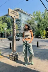 Pantalón de jean celeste de corte ancho.