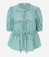 Blusa de tricolina a rayas verticales blancas y verdes, con cuello redondo, mangas cortas abullonadas y lazos delanteros.
