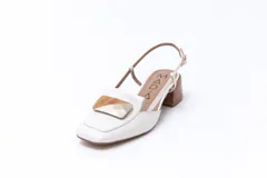 Zapato de cuero blanco con taco de madera, talón descubierto y pulsera con hebilla. Aplique decorativo en la capellada.