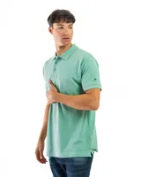 Remera polo verde con cuello y mangas con borde blanco, confeccionada en algodón.