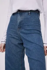 Pantalón de jean azul índigo, de corte ancho y tiro alto.