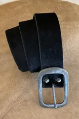 Cinto de cuero negro con textura de pelo, hebilla metálica plateada y ojales metálicos.