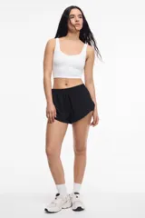 Top deportivo blanco de lycra, con espalda baja y copas removibles.