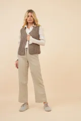 Chaleco marrón con delanteras en punto abanico crochet. Prenda de lana fina sin teñir.