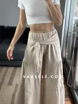 Pantalón palazzo color beige con lazo en la cintura.