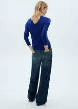 Sweater azul marino de punto fino con cuello en V y mangas largas.