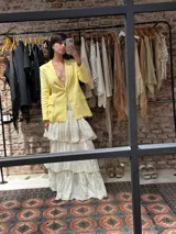 Blazer amarillo de lino con forro de algodón, corte sastrero, botones forrados y confección artesanal.