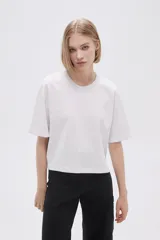 Remera de algodón color negro, corte holgado y mangas cortas.