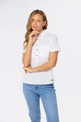 Camisa color beige de lino y algodón, de manga corta, con cuello clásico, medio abotonado y dos bolsillos en el pecho.