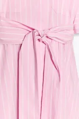 Vestido camisero midi de popelina a rayas verticales rosas y blancas, con cuello solapa, manga corta, bolsillos de parche en el pecho, cinturón de lazo ajustable y cierre frontal con botones.