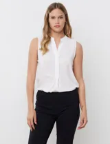 Pantalón azul marino de gabardina elastizada, corte recto, pretina ancha pespunteada, bolsillos simulados y largo al tobillo.