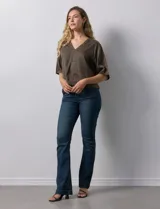 Blusa marrón de lyocell con escote en V y mangas cortas.