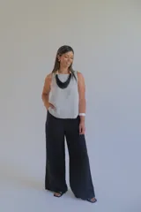 Pantalón palazzo negro de tiro alto y corte amplio.