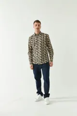 Camisa de manga larga con estampado de figuras geométricas en tonos beige y negro, confeccionada en tejido estilo lino.