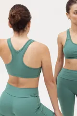 Top deportivo color borgoña con espalda tipo nadadora.