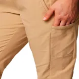Pantalón de trekking color verde oliva, con cintura elástica, bolsillos laterales con cierre y puños ajustables. Confeccionado con tejido que repele la humedad y protege del sol.