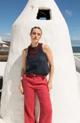 Top sin mangas color azul marino, con cuello redondo y espalda descubierta, atado con tres lazos.