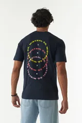 Remera azul marino de algodón con cuello redondo y estampado en la espalda con el logo de la marca y números en círculos concéntricos en amarillo y rosa.