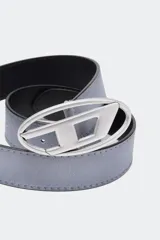 Cinto de ecocuero negro, con hebilla metálica de diseño moderno y minimalista.