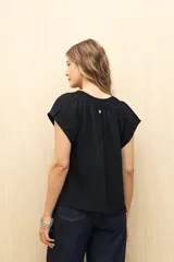 Blusa color ladrillo con escote en V y mangas cortas.